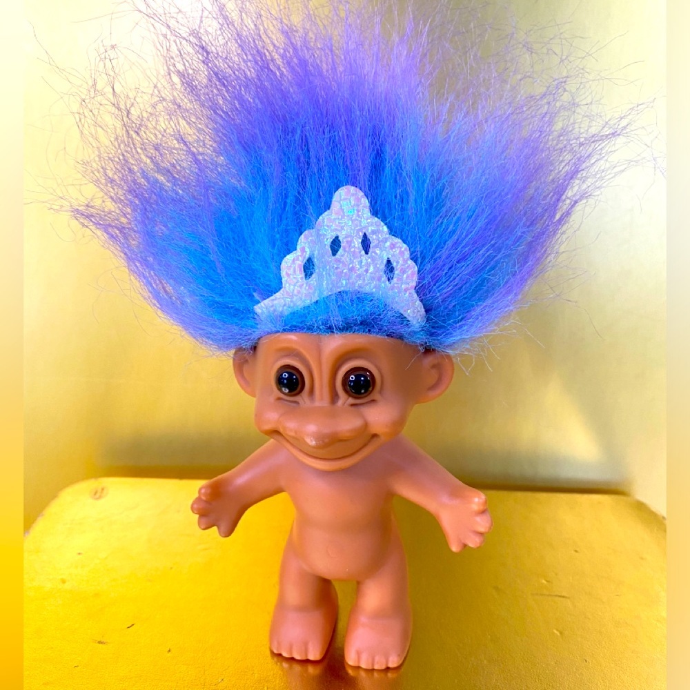 RUSS BERRIE VTG COLLECTIBLE TROLL DOLL w/BLUE/PURPLE HAIR & SPARKLY SILVER TIARA